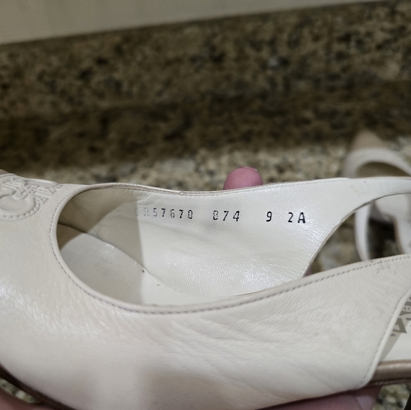 Salvatore Ferragamo 90s Vtg Two Tone Beige Slingback Kitten Heels Women’s 7.5 - Picture 6 of 8